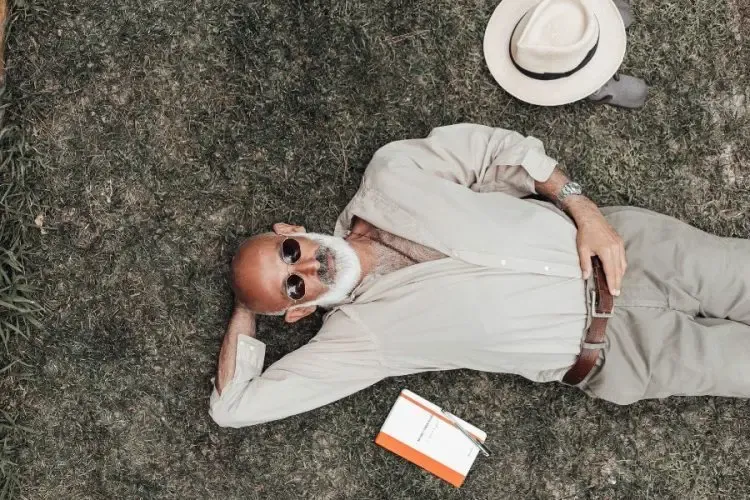 Homme portant des lunettes de soleil après une opération de la cataracte pour protéger ses yeux