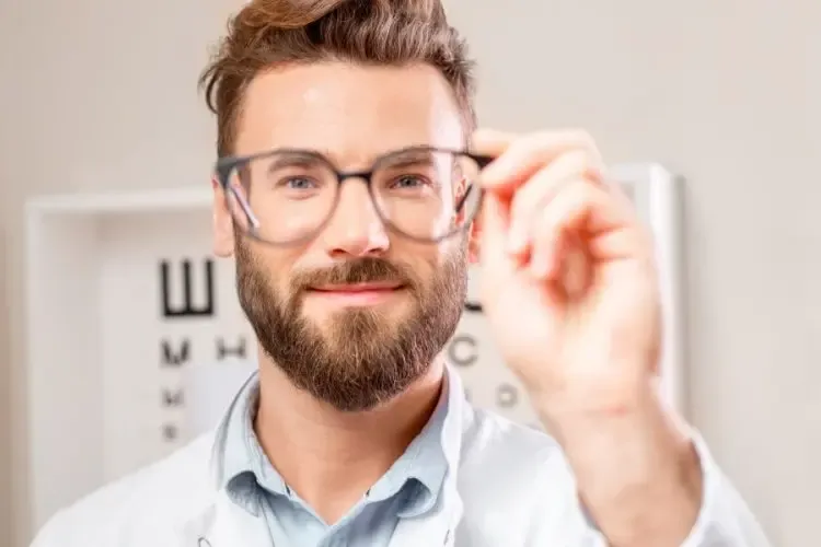 Client heureux et satisfait portant ses nouvelles lunettes, illustrant un achat réussi