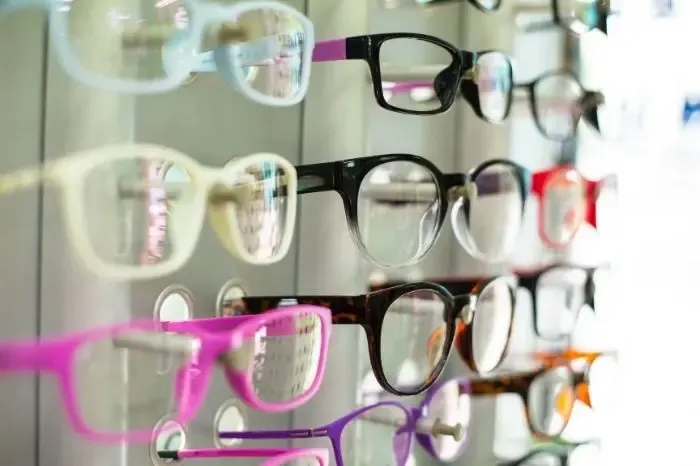 Présentation de montures de lunettes variées offrant un large choix de formes et de styles