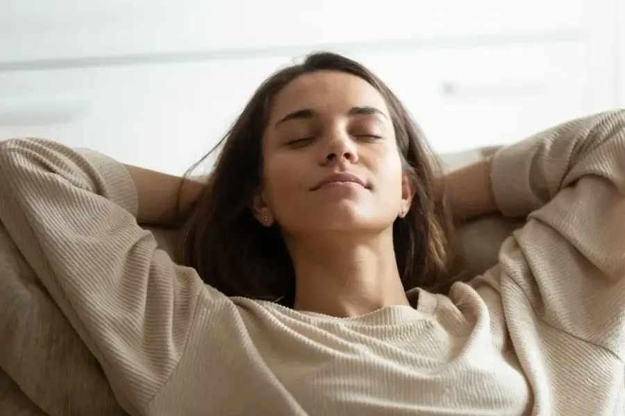 Femme dormant avec ses lentilles de contact, illustrant un risque pour la santé oculaire