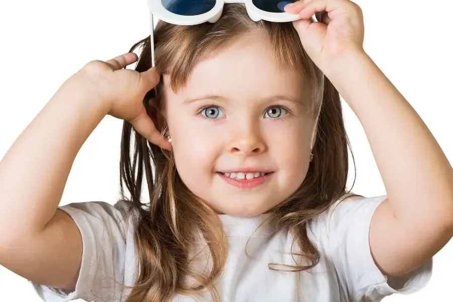 Petite fille illustrant l’âge approprié pour porter des lentilles de contact