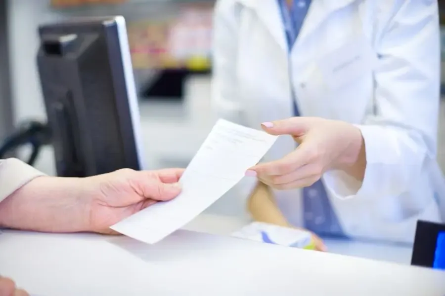 Ophtalmologue délivrant une ordonnance pour des lentilles de contact