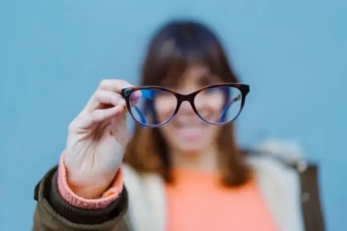 Femme portant des lunettes corrigeant sa myopie et son astigmatisme pour une vision nette