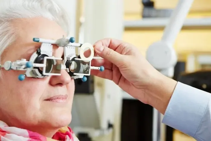 Personne réalisant un test de vue pour détecter l’astigmatisme et évaluer la correction nécessaire