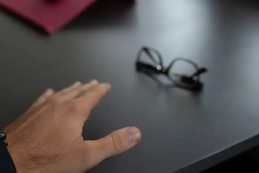 Vision floue typique d’une personne presbyte non corrigée, illustrant les difficultés à voir de près