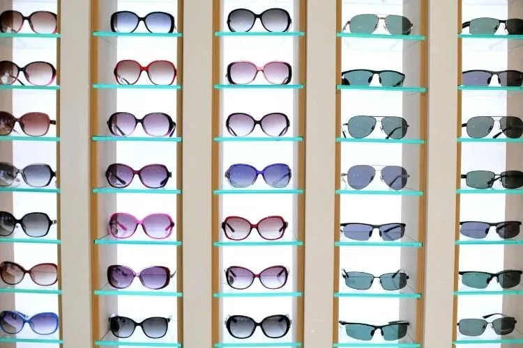 Différentes formes de montures présentées en facing pour guider le choix des lunettes