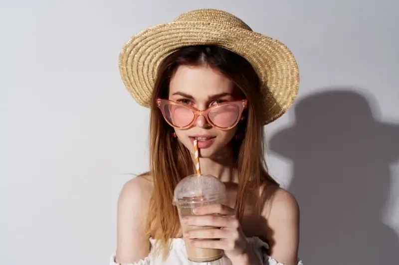 Femme portant des lunettes de vue trop grandes, illustrant le mauvais choix de monture