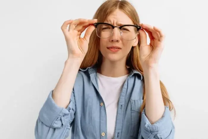Femme regardant à travers des lunettes simulant la myopie pour comprendre la vision d’un myope