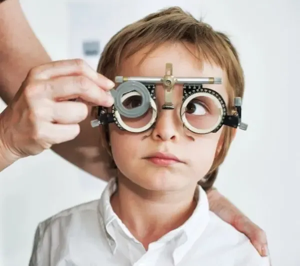 Test de la vue pour un enfant dans un cabinet d’optique