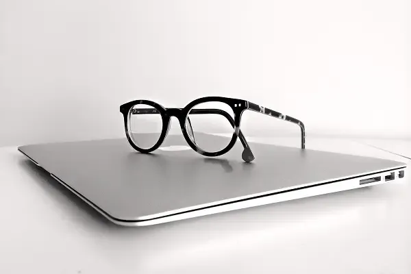 Lunettes de vue sur ordinateur portable, illustrant la boutique en ligne de Dominati Opticien