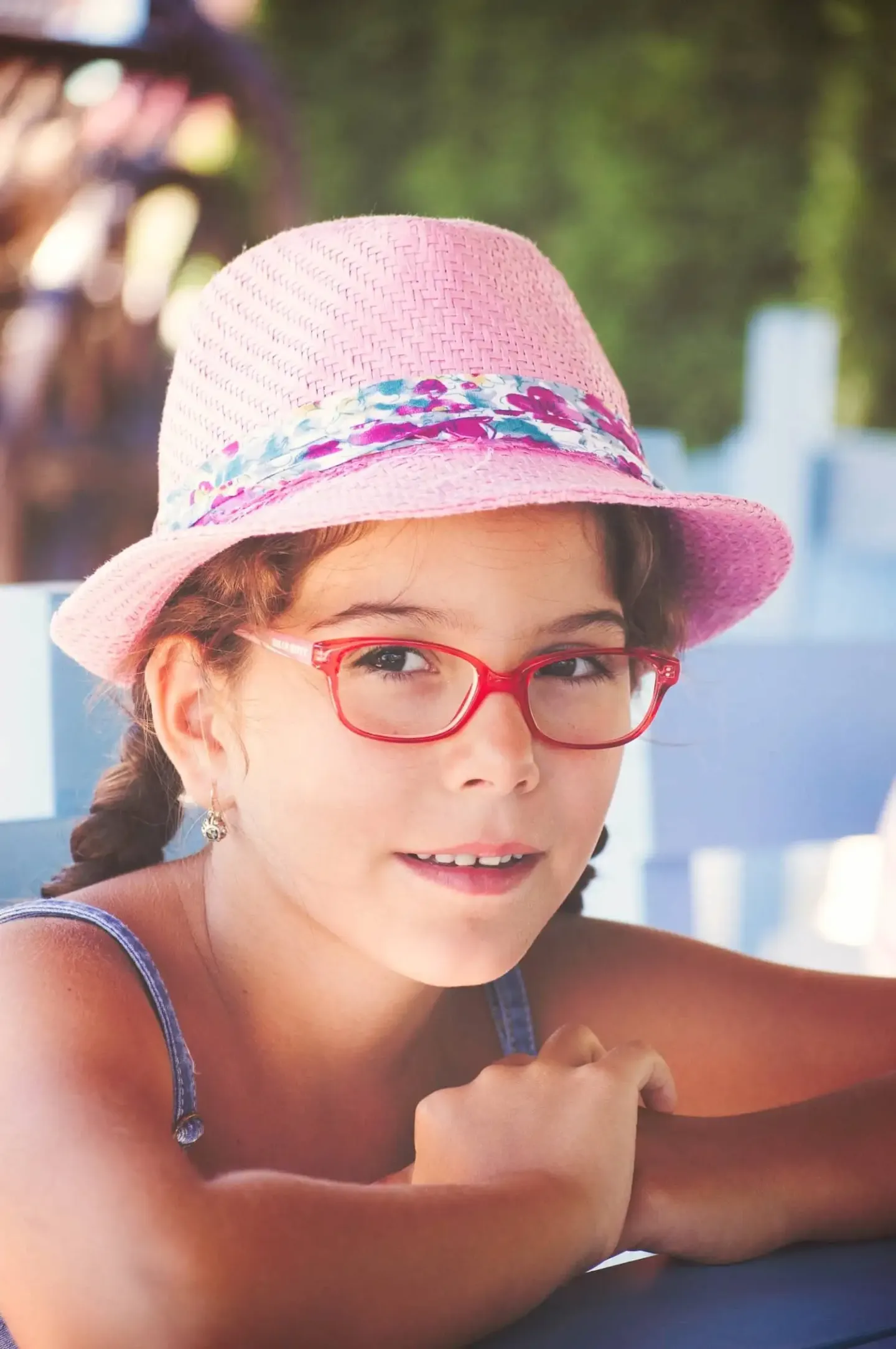 Enfant portant des lunettes de vue pour illustrer la santé visuelle et la correction de la vue