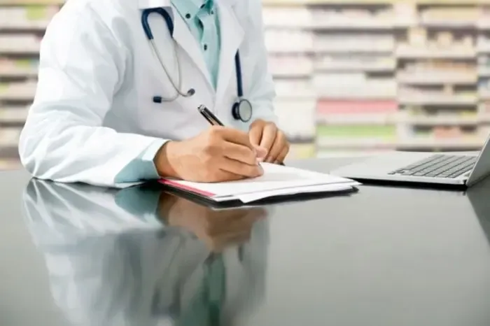 Ophtalmologue rédigeant une ordonnance pour un patient