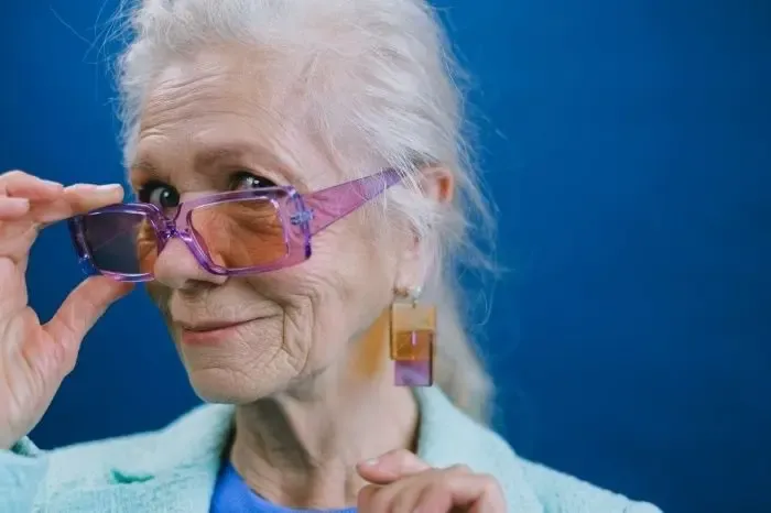 Femme portant des lunettes de vue et des boucles d'oreilles assorties, illustration d’un style harmonieux