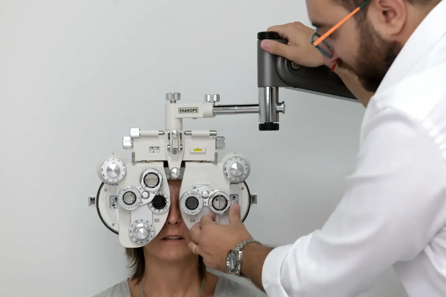 Opticien effectuant un test de vue pour évaluer la vision d’un patient