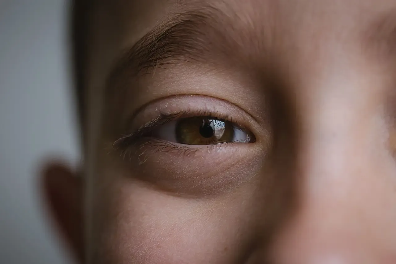 Gros plan sur l'œil d'un enfant aux yeux sensibles