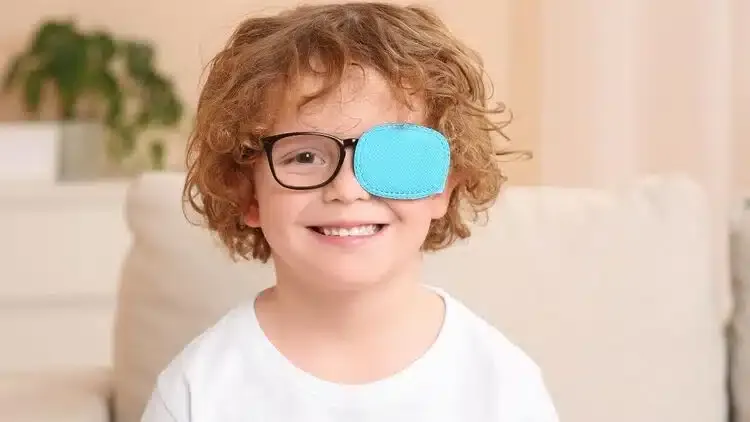 Enfant portant un cache sur un œil pour traiter l’amblyopie et stimuler la vision de l’autre œil