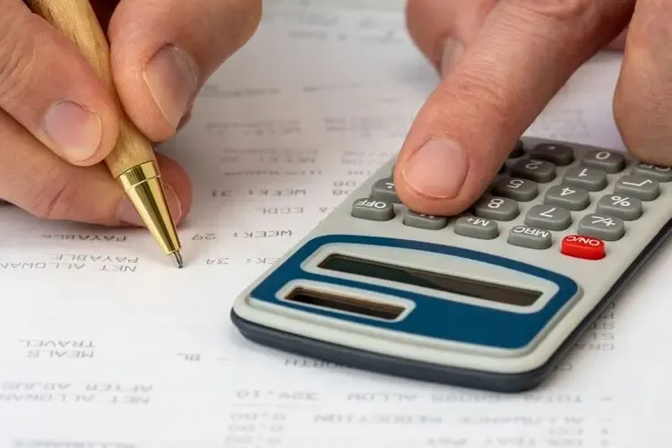 Personne calculant le remboursement de ses lunettes par sa mutuelle