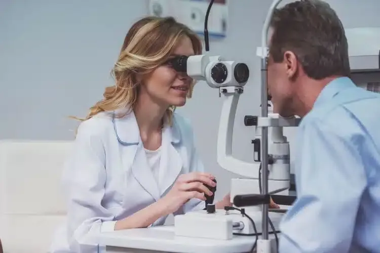 Consultation chez l’ophtalmologue pour un examen complet de la vue et de la santé oculaire