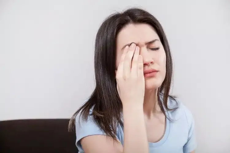 Femme souffrant de sécheresse oculaire avec yeux irrités et inconfort visuel