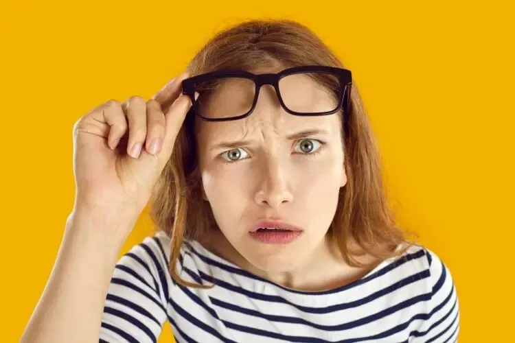 Personne ayant du mal à comprendre son ordonnance de lunettes et cherchant des explications