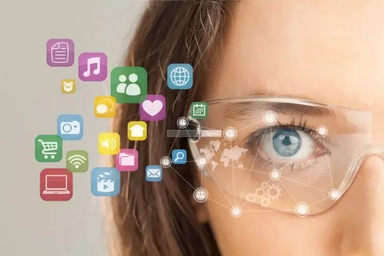 Femme portant des lunettes transparentes futuristes avec des icônes numériques affichées pour illustrer la technologie des lunettes connectées du futur