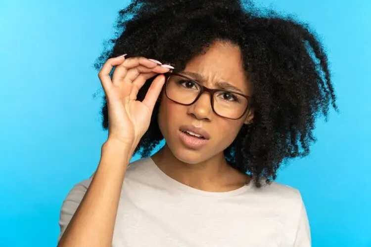 Femme ayant besoin d’un réglage de lunettes pour un confort visuel optimal