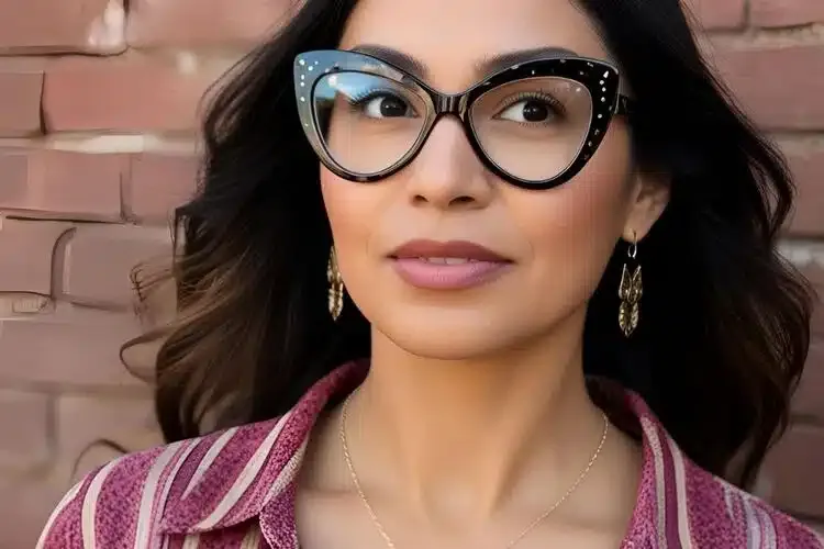 Femme portant des lunettes papillon ornées de strass pour un style élégant et scintillant