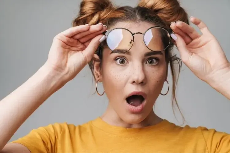 Personne paraissant plus jeune en portant des lunettes élégantes qui mettent en valeur son visage