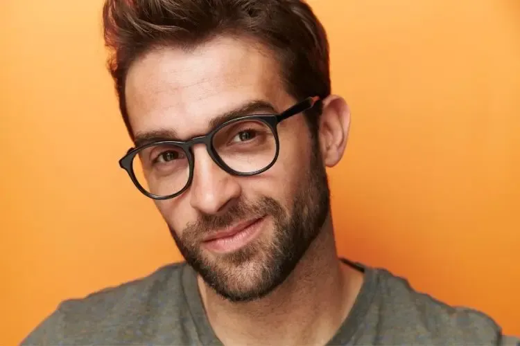 Homme portant des lunettes avec verres sans reflet pour une vision claire et un style élégant