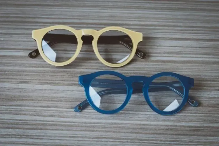 Lunettes montées avec des verres organiques pour une correction visuelle optimale