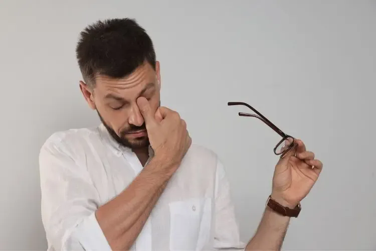 Homme portant des lunettes mal adaptées provoquant inconfort et vision floue