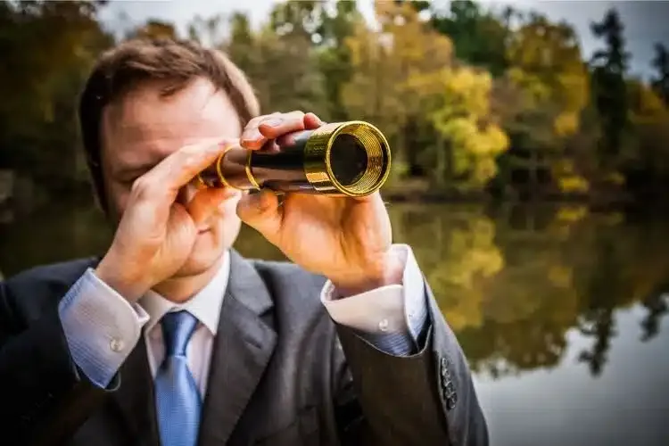 Homme utilisant une longue-vue pour observer des objets à très grande distance