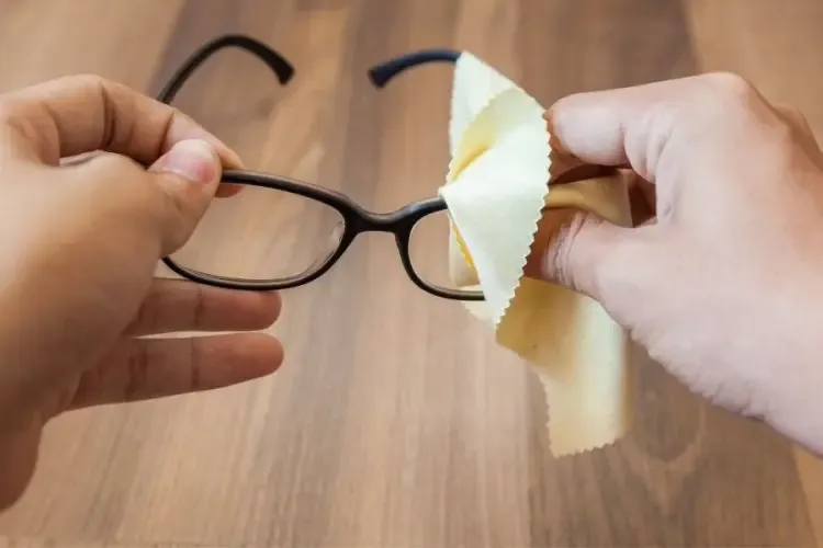 Nettoyage de lunettes pour enlever les traces et assurer une vision claire