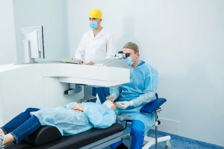 Opération de la cataracte réalisée par un ophtalmologue pour restaurer la vision