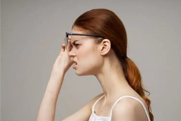 Femme portant des lunettes corrigeant l’astigmatisme et la presbytie pour une vision nette à toutes distances