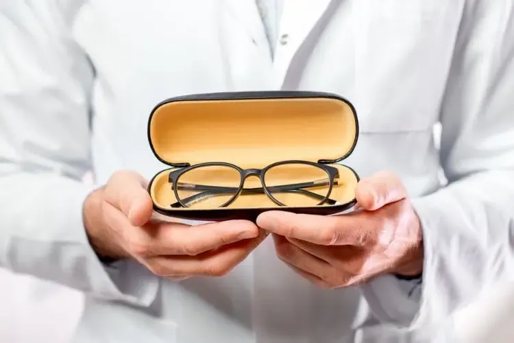 Paire de lunettes protégée des rayures grâce à son étui de rangement