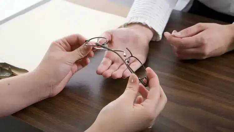 Monture métallique de lunettes cassée