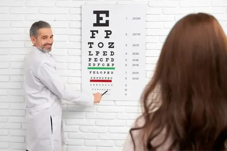 Opticien réalisant un test de vue à son client pour évaluer sa correction visuelle