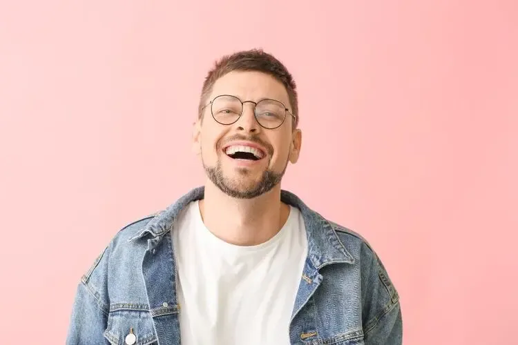 Homme portant des lunettes équipées des meilleurs verres optiques pour une vision claire et confortable