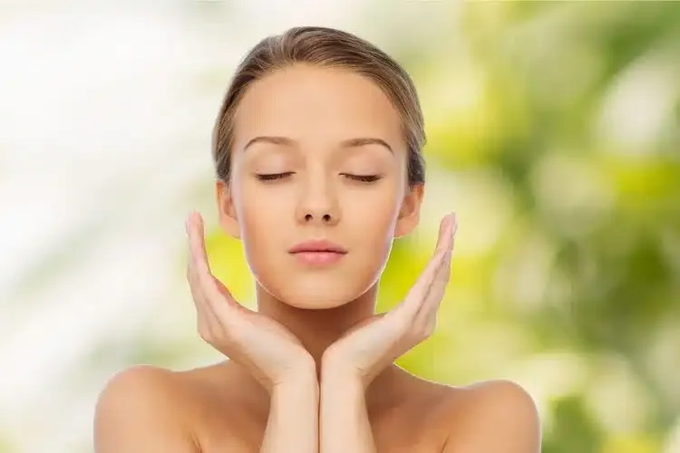 Femme au visage ovale parfait pour porter des lunettes à monture hexagonale
