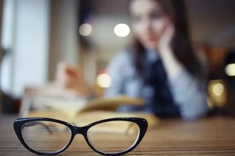 Mise en scène montrant la vision floue d’une personne hypermétrope sans correction visuelle