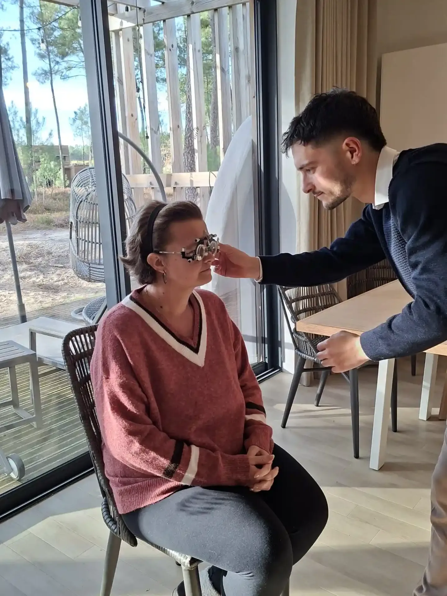 florian_opticien_à_domicile_réalise_un_examen_de_vue_chez_le_client