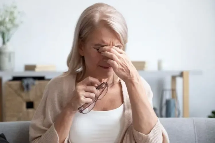 Femme souffrant de sécheresse oculaire, symptômes d’inconfort et yeux irrités