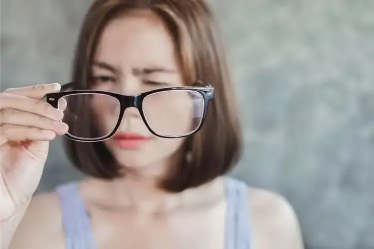 Femme astigmate et presbyte portant des lunettes pour corriger sa vision de près et de loin